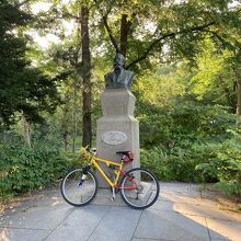 クラーク博士の胸像です。