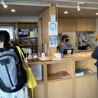 入ってすぐフロントがある