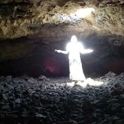ハワイ島にある世界三大パワーポイントの1つマウナ・ラニのラバチューブ(溶岩洞窟)を訪れました!!