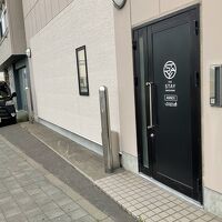 夜間の出入り口があります