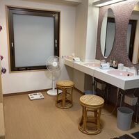 女性用の浴室の脱衣所