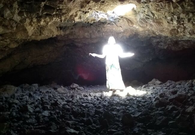 ハワイ島にある世界三大パワーポイントの1つマウナ・ラニのラバチューブ(溶岩洞窟)を訪れました!!