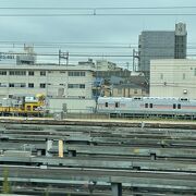レアな車両が見える尾久操車場に隣接した駅です。