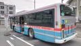 赤色・青色・灰色の車体カラーも美しい