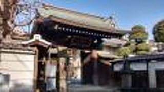 入り口の門、建物などすべて立派