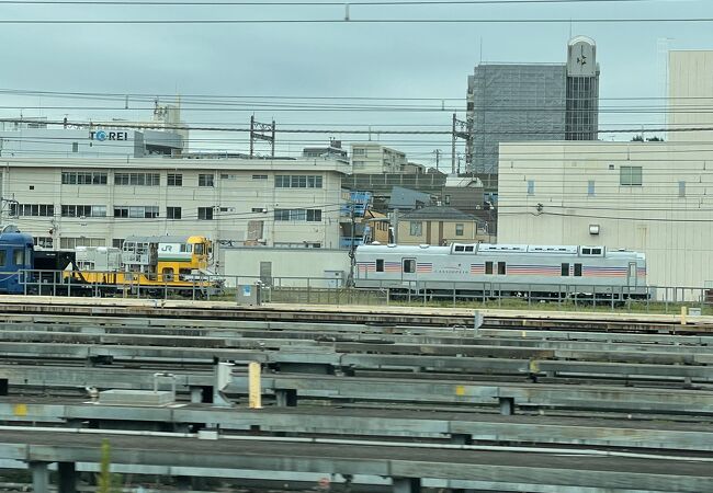 レアな車両が見える尾久操車場に隣接した駅です。