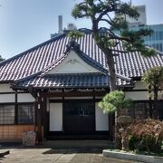 立派な屋根瓦のきれいな日本建築