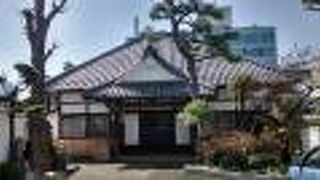 立派な屋根瓦のきれいな日本建築