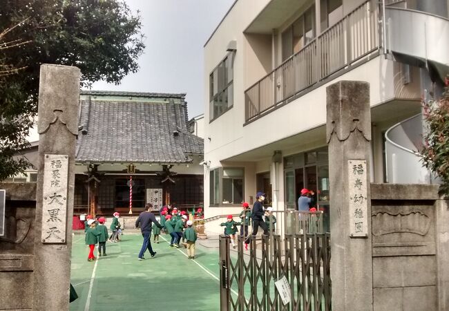 幼稚園が併設されていて、いつもちびっこ達のはしゃぐ姿がにぎやか