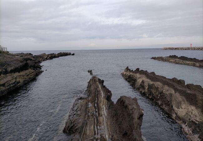 波の浸食によるものなのか素晴らしい岩盤が美しかった