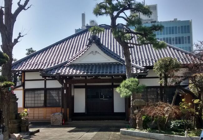 立派な屋根瓦のきれいな日本建築