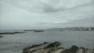 冬の終わりの静かな落ち着いた湘南海岸の景色