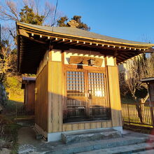 西日に照らされるお堂