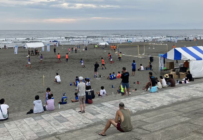 週末の鵠沼ビーチ、ピーク時の半分ぐらいかな