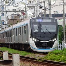 奥沢駅を出発する最新鋭3020型、座席がかなり良くなった