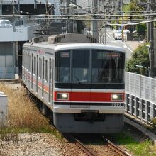 大岡山駅の地下トンネルから出てきた目黒線上り電車