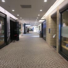 リバレイン内部は高級店が並び、通路も広くてゆったり