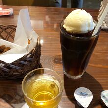 サーターアンダギー、アイスコーヒー