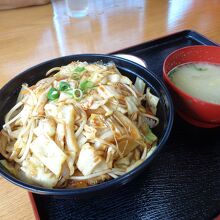 うま辛ソースカツ丼、スパイシーな野菜がのっています