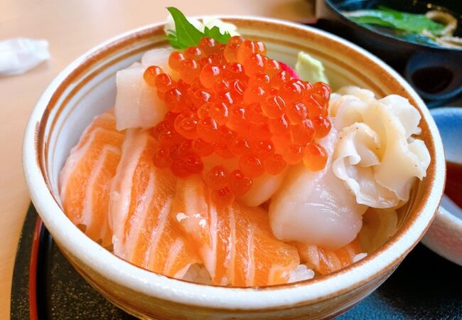 サーモン・ホタテ・いくら丼、めちゃくちゃ美味しかったです!