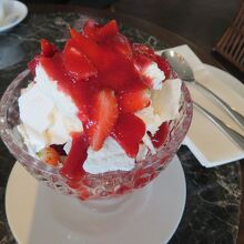 ここのパブロバは一見パフェ風。