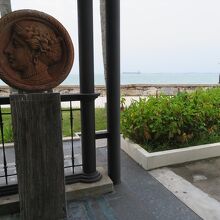 パームコートからは、海に面した裏手の庭に出られます。