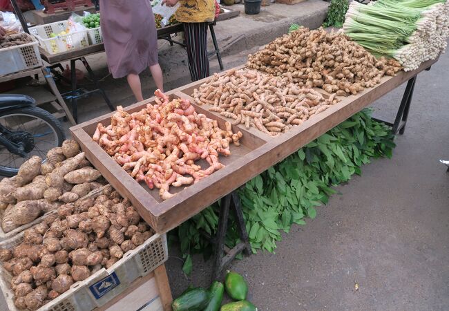 クバヨラン ラマ伝統市場