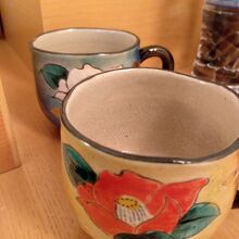 石川県の伝統工芸「九谷焼」の器のカップがお部屋に備え付け