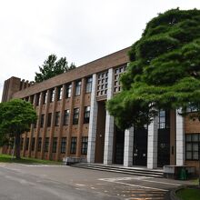 大学本部の建物