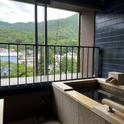 箱根外輪山を臨み静かな温泉場