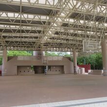 屋根付きのバスケットボールコート