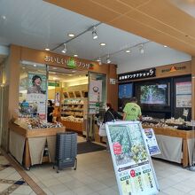 路面店です！けっこう奥に広いです