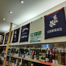 日本酒より ワインが目立ちます