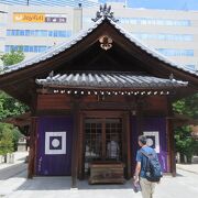 福岡市の中心、警固にある由緒ある神社です。