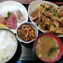 豚骨煮付けランチに刺身をプラス