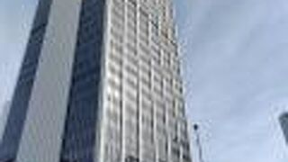 白と茶色のコントラストが特徴の高層ビル