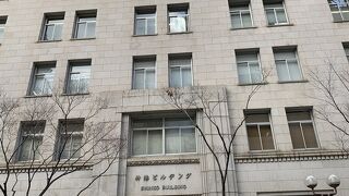 神戸旧居留地にあるモダンなビルの一つです。
