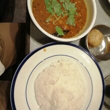 これは豆カレー。ルーはさらさらです。