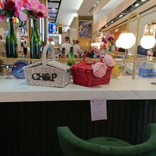 お店はハイブランドショップが並ぶあのあたり。