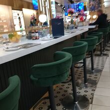 カウンターのみのお店なので仕切り等はありません。