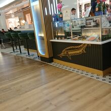 保安エリアの待合椅子も席によっては近いです。