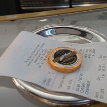 お会計時のキャビアの描かれたチョコレートがイカしてる。