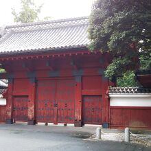 歴史の積み重なりが感じられる重厚な立派な門です