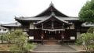 道後温泉の丘の上にある。