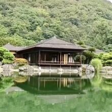 南湖に映る掬月亭がいい。