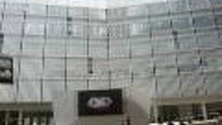 テレビ朝日は、日本有数のテレビ局で、建物は、六本木ヒルズを構成する主要な施設です。