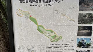 ロープウェイを降りたら、遊歩道を通って、岩国城へ