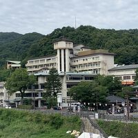 左の奥が温泉棟です。