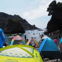 狭い浜にはテントがいっぱい　でも海の中はとてもキレイ