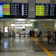 新幹線から在来線に乗り換える改札。東側のこちらはすいてます